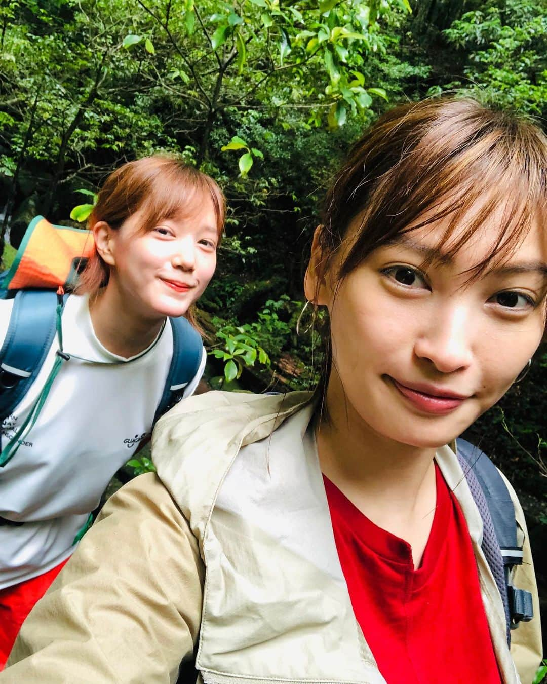 本田翼さんのインスタグラム写真 - (本田翼Instagram)「⛰ 往復6時間かけて山の大自然を感じに…🧚‍♂️ 溢れかえるマイナスイオンと 手の加えられていない大自然 大きく育った木々が天然の日陰になっていて 木漏れ日が本当に綺麗でした。 ただ普段インドア勢にとって3、4時間ほぼ休憩無しの山道を歩き続けるのは かなりの精神力が必要で(体力はとっくに尽きてる) 途中から自分との戦いになっていました😇 絢ちゃんが後ろでずっと応援してくれていました📣 #屋久島旅」7月28日 19時52分 - tsubasa_0627official