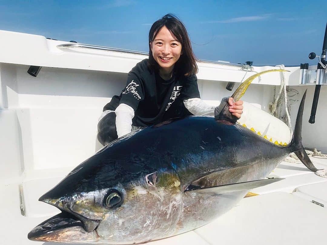 高本采実さんのインスタグラム写真 - (高本采実Instagram)「🐟 『キハダマグロ 174cm 73.0kg』 和歌山県 白浜沖にて . カジキ狙いでトローリングしていたところ、 このBIGキハダがかかりました😳🎣✨ . 使用タックルはこちら✨ ロッド：BB5s リール：SW20000MAX ライン：PE5号 リーダー：220lb ルアー：TOPGUN . . . . #キハダマグロ #yellowfintuna #マグロ #tuna #tackle #TOPGUN #stella #carpenter #白浜 #和歌山 #オフショア #船釣り #boatfishing #ルアーフィッシング  #ルアー #トローリング #釣りガール #釣り #釣り好き #海 #海釣り #🎣 #釣魚 #钓鱼 #fishinggirl #高本采実 #あやみん #ayamistagram」7月28日 19時48分 - ayami__summer