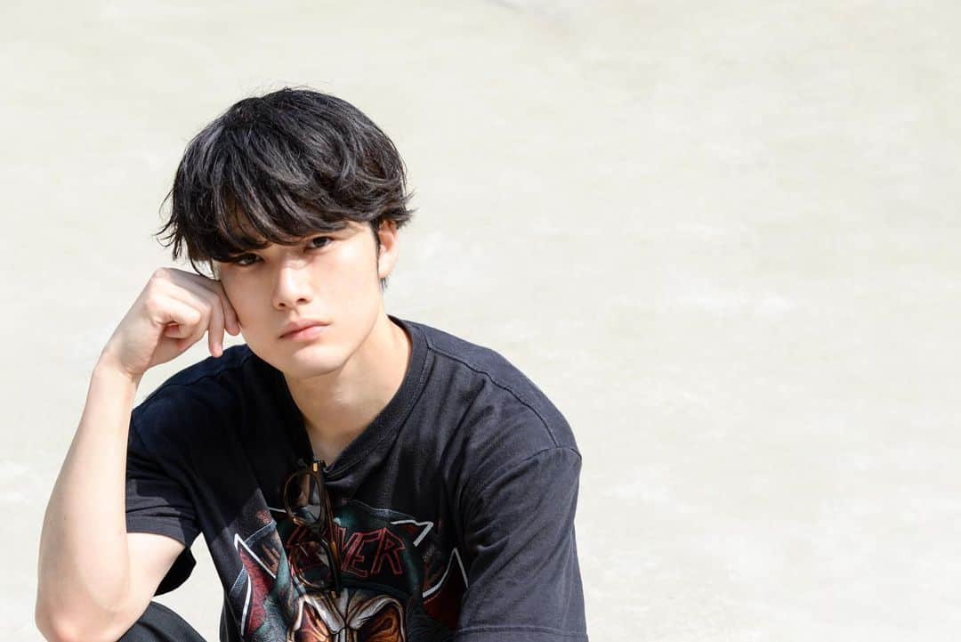 のインスタグラム：「﻿ 『ノーサイド・ゲーム』第３話TBS系にて﻿ 今夜９時放送です！﻿ ﻿ 頬杖つきながらテレビ見るときのスタイルしたら﻿ 自然とカッコついちまったよ…クゥー﻿ ﻿ ﻿ 宜しくお願い致します『🙅‍♂️🦏💢・🎮』﻿ ﻿ ﻿ #ノーサイドゲーム ﻿ ﻿」