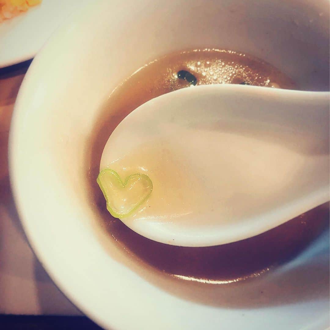 古谷有美さんのインスタグラム写真 - (古谷有美Instagram)「💚 人にやさしく。自分にもやさしく。 中華スープのおネギに励まされた日曜の昼。 うまくいかないときもあるけど、モーマンタイ！ ・ ・ #冷やし担々麺半チャー餃子セット #ごちそうさまでした」7月28日 19時56分 - yuumifuruya