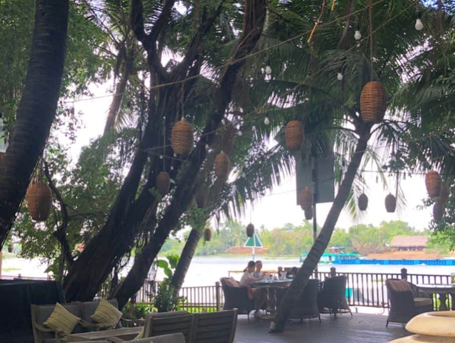 マキ・コニクソンさんのインスタグラム写真 - (マキ・コニクソンInstagram)「ホーチミン シティのホテル。サイゴン川がお部屋から見えてノスタルジックな雰囲気。とっても落ち着いた素敵なホテル！👍🏼 #旅のおすそ分け🤙🏼 #ホーチミンのおすそ分け🇻🇳#コニクソンの夏休み」7月28日 19時57分 - makikonikson