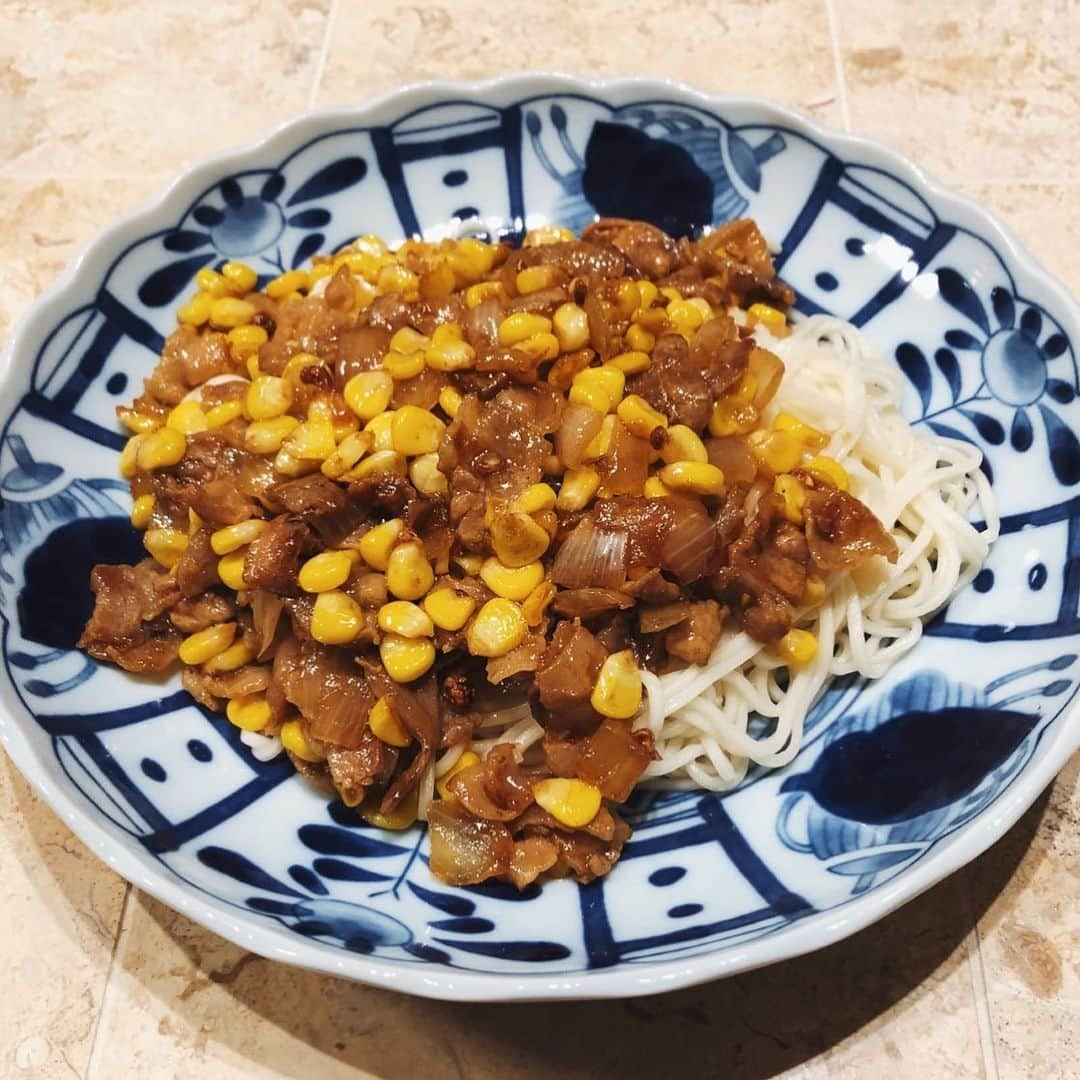 LEEさんのインスタグラム写真 - (LEEInstagram)「日曜日はトウモロコシの日！﻿ ﻿ 夏休み毎日麺カレンダーから、本日はワタナベマキさんの﻿ 「トウモロコシと豚バラの中華炒めのっけ麺」をつくりました。﻿ ﻿ 毎日食べたいくらいトウモロコシ＆豚バラが好きなので、﻿ このレシピは私にとってスターレシピ！﻿ ﻿ 食材の甘みやオイスターソースのガツンとしたコクを、﻿ 酢がさっぱり軽やかにまとめてくれていて、暑い夏でも食欲をそそります。﻿ ﻿ 食欲をそそられまくった結果、あっという間に麺がなくなってしまい、﻿ 慌てて追加で茹でました。(笑)﻿ 花椒のアクセントもピリッと爽やかで、まさに後を引くおいしさ！﻿ また、花椒だけではなく、パクチーなどを散らしてもいいかもしれない・・・なんて夢をふくらませながら、﻿ 追加で茹でた分もペロッと完食しました。﻿ ﻿ 他のレシピも気になるものばかりなので、﻿ この夏は麺カレンダーが手放せなくなりそうな予感です。﻿ ﻿ （印刷担当myo）﻿ ﻿ 作ってくださった方は、﻿ #LEE麺﻿ #夏休み毎日麺カレンダー﻿ で、ぜひ投稿してください。﻿ ﻿ #LEE8月号﻿ #LEEレシピ﻿ #magazinelee﻿ #LEEweb」7月28日 19時58分 - magazinelee