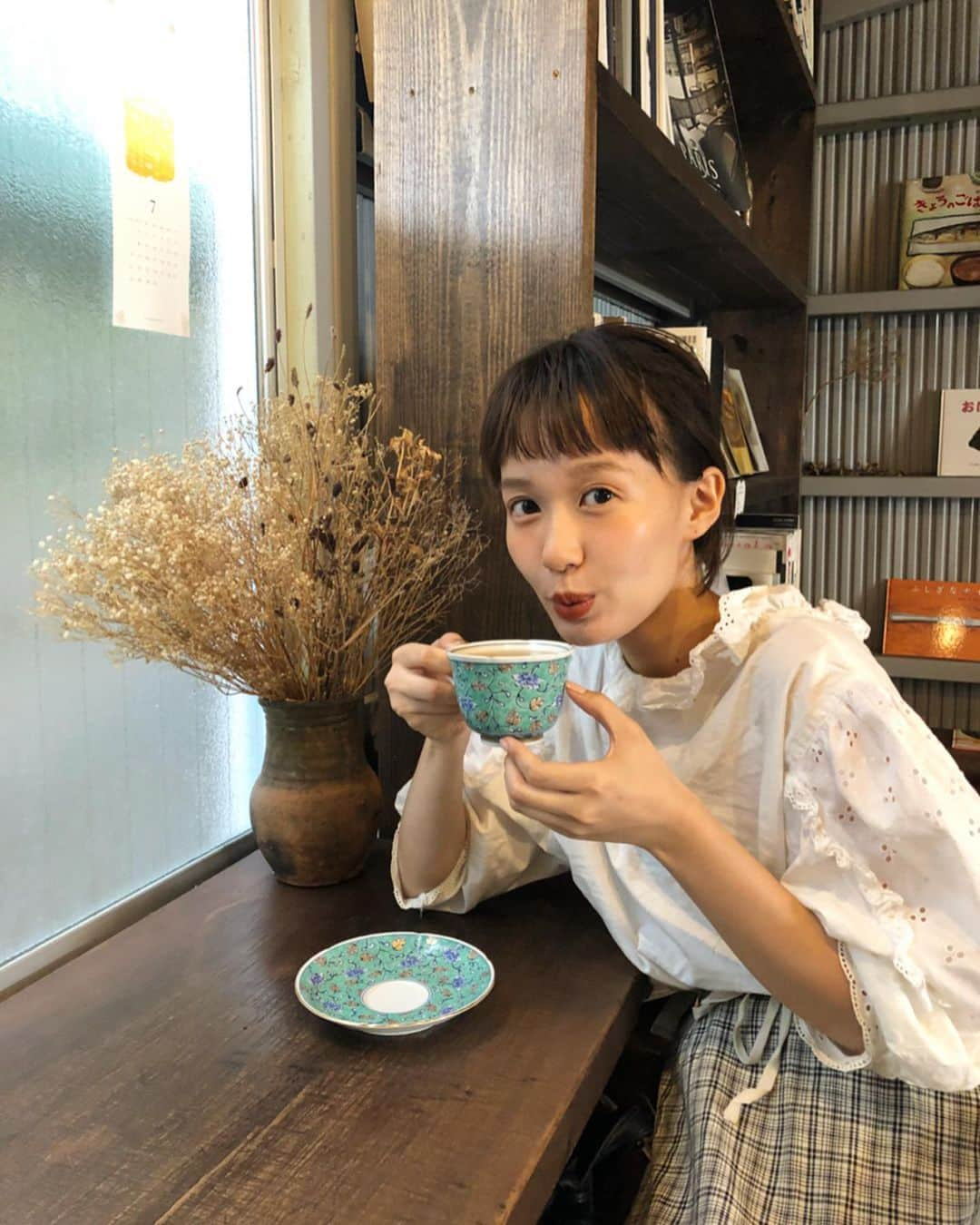 柴田紗希さんのインスタグラム写真 - (柴田紗希Instagram)「先日はじめての場所を散歩しまして、、、蔵前駅って分かる？ スカイツリーが見えるあたりなのだけどとても良い地域でございました♡ 隠れおしゃれスポットがたくさん。 写真の場所は倉庫をカフェにした「From afar 倉庫 01」 入り口はお花屋さんにもなっていて そのお花たちも珍しいお花たちばかりで 心踊る〜〜☺︎☺︎☺︎ カフェもお皿から素敵 ライトの照明のせいかほっこりも味わえて、ぜひに行ってみて欲しい場所でした。夏休み蔵前さんぽおすすめよ〜☺️」7月28日 20時01分 - shibasaaki