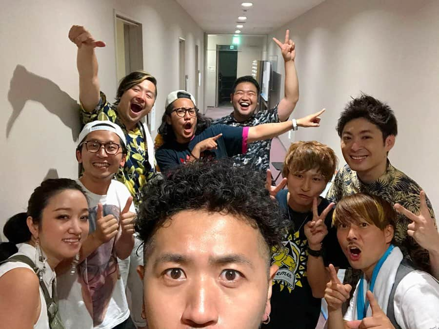 DEppaさんのインスタグラム写真 - (DEppaInstagram)「. . action～清流REX MUSIC FESTA2019～ . めちゃくちゃ楽しかったです！ 呼んでくれたRYUさんに大感謝！ 本当にありがとうございました！！！ これからも宜しくお願い致します！ . 共演したアーティストの皆様、 最初から最後まで盛り上がってくれた 満員のお客様！ ありがとうございました！ 今日は沢山の人と出会えて嬉しかったです！ また是非シクラメンのライブに遊びに来てください！ シクラメンのTシャツや法被やユニフォームを 着てくれた仲間たち！心強かったぜ！ . 今日は朝3時50分起きで岐阜県に迎えて出発。 眠気まなこで岐阜県に到着しましたが、 すぐ近くにあの有名な「長良川」があり テンションが上がってしまった私は リハ終わりで ひとり長良川へ。 マジで最高でした。ここ大好きです。 昨日 開催予定だった長良川の花火大会は 雨で8月に延期になってしまったらしい。 長良川のほとりで花火大会を眺めながら どんな曲を聴いたらロマンチックかな？と考えて 今日は「100年初恋」を歌いました。 みんな 花火を見ながら脳内で再生してみてね。 . 今日も歌える喜びを噛み締めました。 この日常は当たり前じゃない。 1ステージ1ステージに命を込めて これからも歌っていきます。 夏のツアーも全身全霊でライブします！ どうか遊びに来てくださいね！ (ツアー情報はプロフィールのURLから！) . 次のライブは水曜日！大阪！ 久々の大阪ライブ！楽しみすぎる！ 関西のみんな！待っててねーッ！🍀 . #シクラメン #シクラ族 #シクライブ #シクラツアー2019 #夏 #Summer #action #清流REXMUSICFESTA2019 #岐阜 #長良川 #長良川花火大会 #100年初恋 #live #music #Love #follow #followforfollowback #いいね」7月28日 20時02分 - deppa_shikuramen