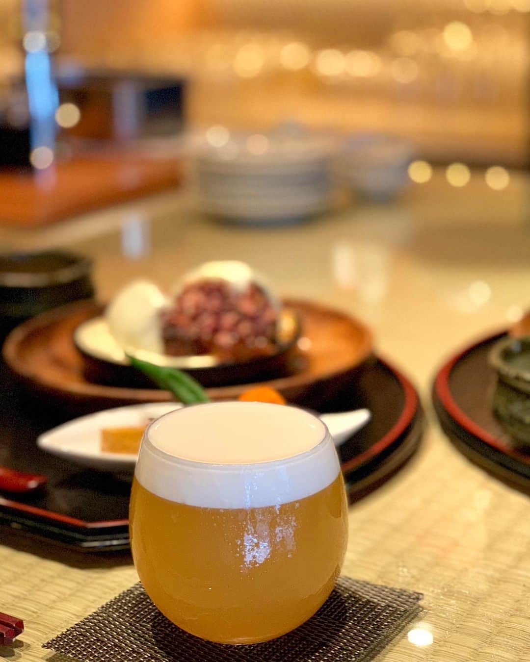 のインスタグラム：「いつかの姉妹ご飯たち💙 * かまくら⛄️みたいな 和牛ハンバーグ瞬間燻製超チーズがけ * 青島ビールと小籠包と餃子🥟 * 糖質オフのバンズを使った 令和バーガー🍔 * お寿司とお家たこパとおデザ🐙 * 見てるだけでお腹が減る〜🤤 * #gourmet #humberger #humberg #beer #bruno  #グルメ #餃子 #たこぱ #小籠包 #姉妹会 #たこ焼き」