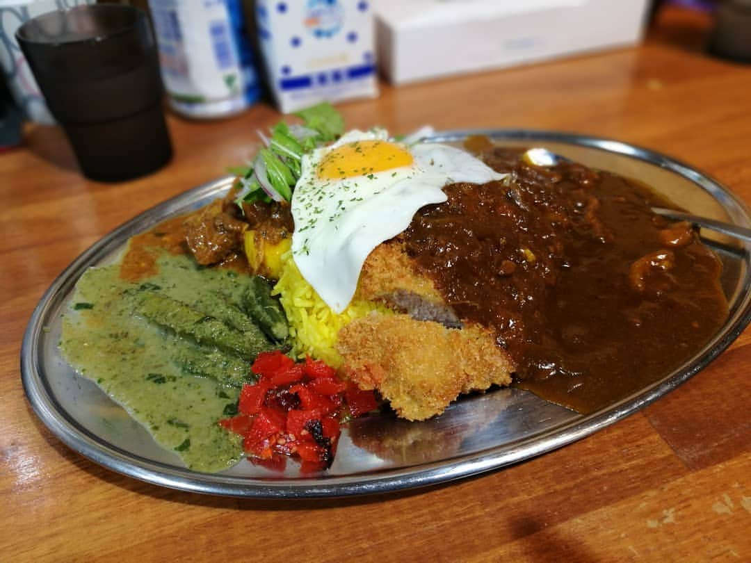 出原大樹のインスタグラム：「今回の静岡遠征の超絶目玉！  #カツカレーのジャイアン  味はもちろんコ・ス・パ最高😃⤴️⤴️ カルピス原液あって、飲み放題✌️ で、かつエンタメ要素半端ない。  まじ激ハマりしました😝  元アダルトショップの店内を改装した魅惑のショップ笑  #ジャイアン #カツカレーのジャイアン #カレー #curry #静岡ランチ #静岡 #静岡市 #どこでもドア#行列ランチ」