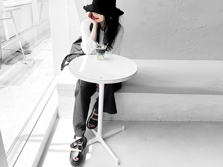 lve_xxxxのインスタグラム：「.﻿ .﻿ 📍Book And Bed Tokyo ﻿Shinsaibashi﻿﻿ ﻿ ﻿ 大阪爆暑でフラフラ。﻿ ﻿ lemonade まーそりゃ﻿ 一気飲みしたよね。﻿ ﻿ サンダルのベルト なんで外してるやろか？😂爆  #bookandbedtokyo﻿﻿ #bookandbedtokyoshinsaibashi﻿ #OSAKA #shinsaibashi ﻿﻿ #🌱 #🍋 #📚」