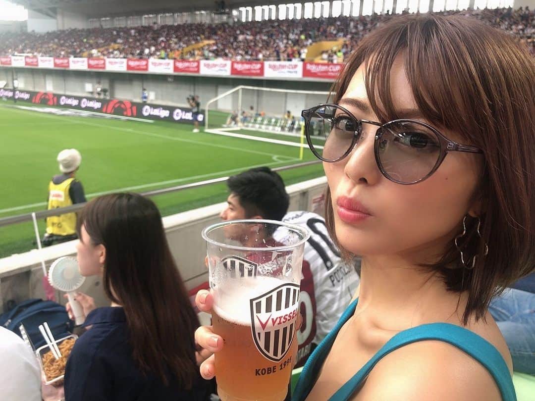 比良祐里のインスタグラム：「.昨日はヴィッセル神戸VSバルセロナの観戦に⚽️ 前から二列目で選手がめちゃくちゃ近かった😳💓 初めてのサッカー観戦楽しめました(*´˘`*) . .  サングラスは@tresjewelry 透け感のあるレンズが可愛くてお気に入り🕶💓 .  クーポンコード ➡️【300GA】  #tresjewelry #ヴィッセル神戸 #バルセロナ #サッカー観戦」