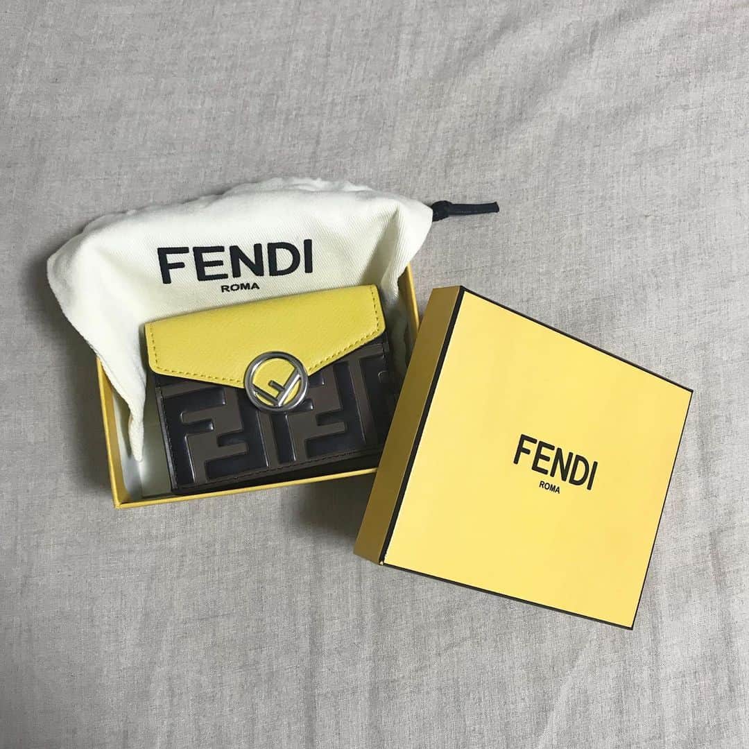野村明日香のインスタグラム：「* birthday present💝 FENDIのミニ財布 * まだ発売されてないし インターネットにものってない限定色💛！！！！！ * ほんとこれが欲しかったから 嬉しすぎる💛💛💛💛💛💛💛💛 やばいやばいやばいやばい💛💛💛💛💛 ありがと😭💖 * #FENDI #フェンディ財布 #ミニ財布 #黄色 #限定色 #フェンディ #ミニウォレット #三つ折り財布  #instagram #instagood #instalike #instastyle #instadaily」