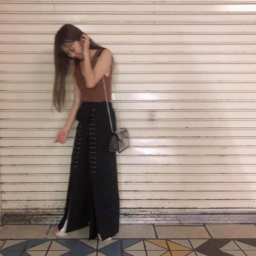 れいたぴさんのインスタグラム写真 - (れいたぴInstagram)「♡ . たまには暗い色の #たぴメーカー でも❤︎ . . tops :  @emoda_official  pants :  @spiralgirl_official  bag :  @spinns_shibuya109 . . 全体的に暗いからバッグをクリアにして爽やか感と パンツのボタンとバッグのチェーンをシルバーで 合わせて統一感を出したよーう！⛓ . topsもpantsも両方展示会で届いた物だから やっと着れて嬉しい😵💜 . . .」7月28日 20時20分 - _reistagram._