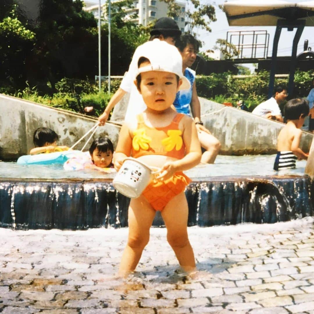 のインスタグラム：「今日はとても暑かった…🥵☀️ . さあ、夏本番🌻！ と言うことで、幼少期のこの写真👙笑 . 思いっきり夏を楽しむぞーっ！！ . 皆さんも熱中症には気をつけて夏を満喫してください✨ . . . #ふてぶてしい立ち方 #仁王立ち  #tb #ついに #夏 #夏本番 #summer #夏満喫するぞ  #水着 #バナナ #今は絶対に着れない」