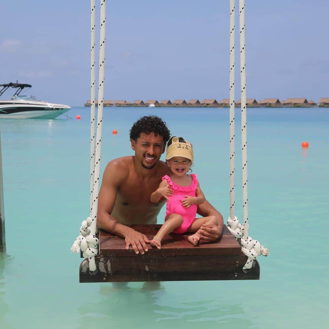マルコス・アオアス・コレアのインスタグラム：「Surra de fofura no balanço com o papai! 😍😂 #MinhaMenininha」
