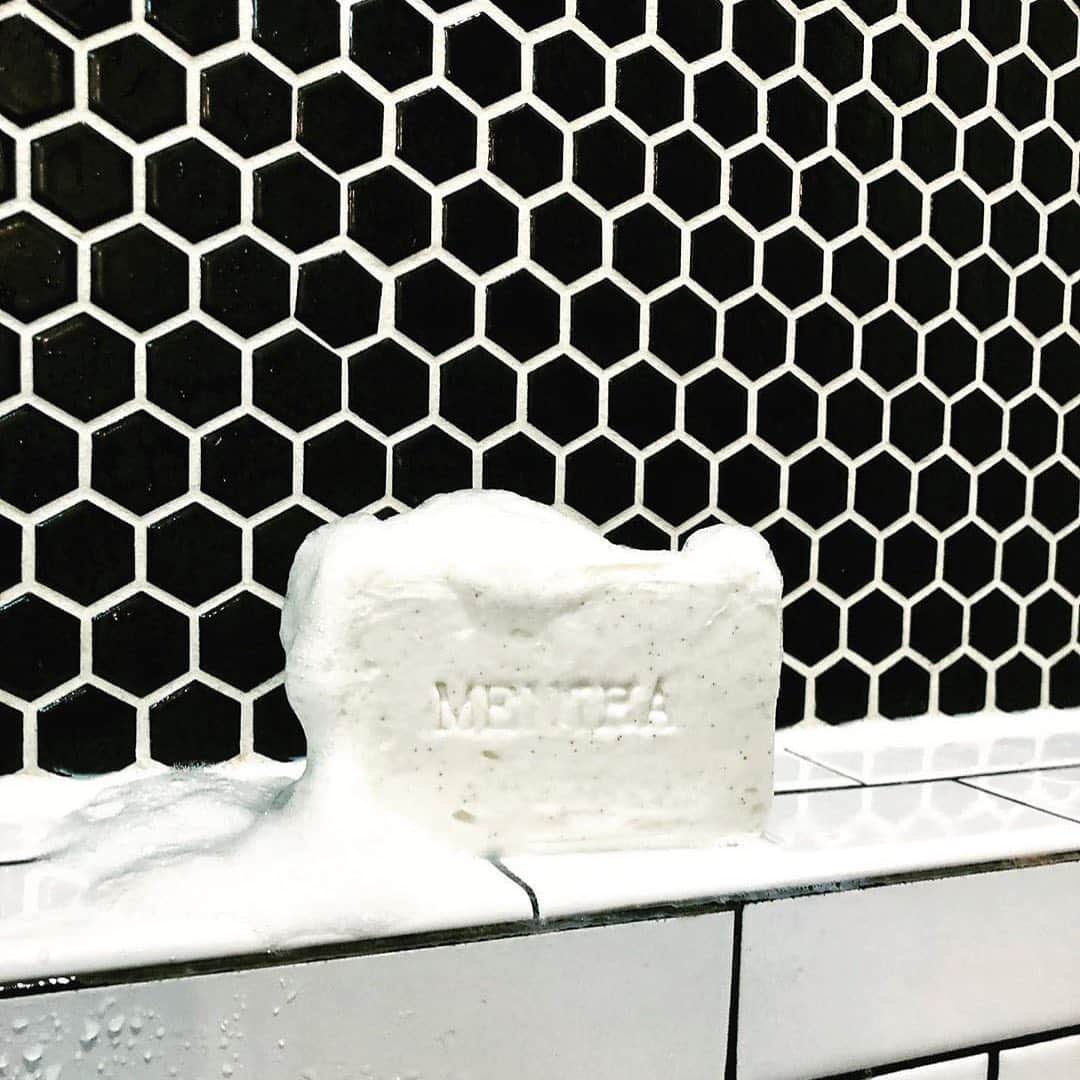 のインスタグラム：「••• 固形石鹸の人気が上がって来ていますが、今日のような暑い日にオススメなのがこのミントオイル入りの石鹸です🧼 天然のミントオイルが爽やかに香る浴用石けんで、胡桃の殻のスクラブを使用し、余分な角質を優しく落としてくれます。 ソープを直接、肌の表面に優しく滑らせるように洗うことでマッサージによる血行促進効果も。 清涼感のあるミントの香りはさっぱりしたい夏だけでなく、ブーツ蒸れなどが気になる季節にもおすすめです。 男女問わずお使いいただけます。  Repost from @cobigelow . ••• DRESSKIN🎩 Men's grooming online store🤵🏻 https://dresskin.com ⇨プロフィールからご覧ください👀 🌏For international customer ⇨https://global.dresskin.com ••• #cobigelow #soap #dresskin #cosmetics #menshair #mensgrooming #pomade #gentleman #barber #barbershop  #シーオービゲロウ #固形石鹸 #ミント #ドレスキン#メンズコスメ #メンズグルーミング #美容男子 #シェアコスメ #グルーミング #身嗜み #バーバーショップ #バーバースタイル #フェード #ポマード #ヘアワックス」