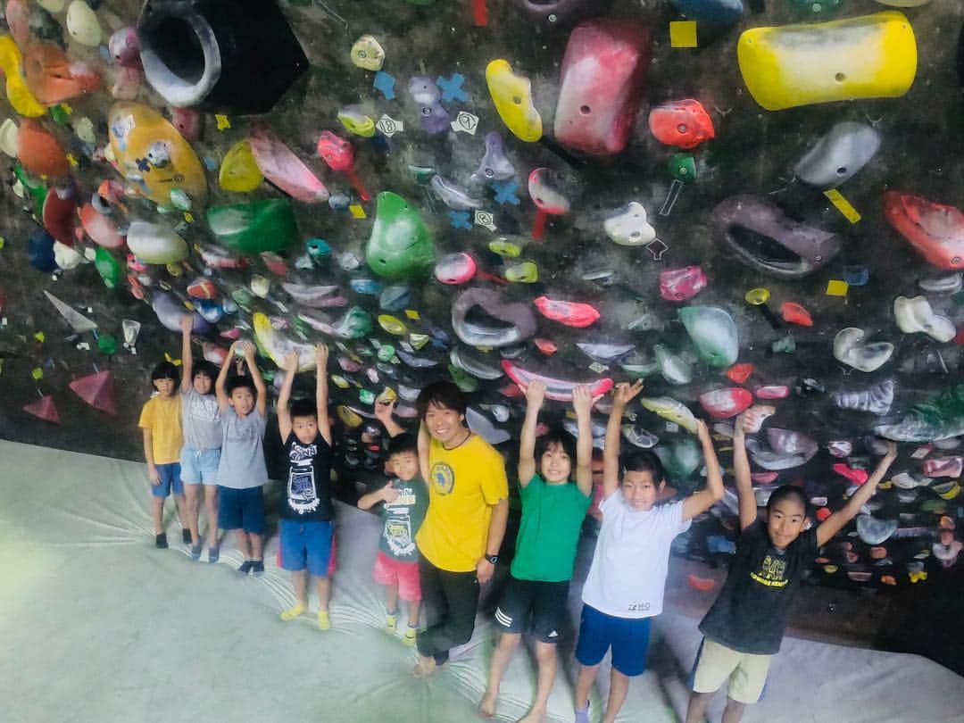 伊東秀和さんのインスタグラム写真 - (伊東秀和Instagram)「@climbingjam2 & @climbingjam  スクール終了💫 2ヶ月に一度の特別レッスン✨いつも楽しみにしてくれていて嬉しいです。生徒の皆さんにとって充実した時間になるように🌈今後も、そんな時間を提供できるように、これからも1回1回、皆さんとの時間を大事にしていきたいと思います。 今回も参加ありがとうございました😁JAM2浜松店のレッスンの後に今回は、さわやかハンバーグ！美味しかった〜👌 今日のJAM静岡店でのレッスン終了後は静岡ビール🍻を飲んでから新幹線🚄暑かった1日の最後に一杯！ 最高✨背中も回復してきたし、自分もそろそろ再始動しよう！ @orientalbio1991 @mammut_japan @skya_cs_sports_tv @camp1889 #ヒデスク #gopro #climbing #enjoy #一歩一歩 #成長 #浜松 #さわやかハンバーグ #静岡 #静岡麦酒 #新幹線」7月28日 20時36分 - hide9a2019