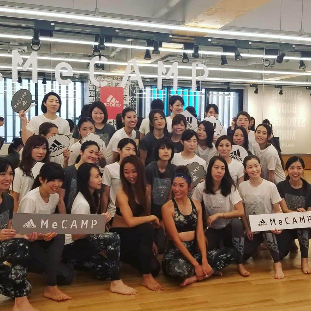 福田萌子さんのインスタグラム写真 - (福田萌子Instagram)「昨日のadidas#MeCAMP は私の担当する#balletone のセッションでした✨ 毎回最新のウェアを貸し出しているので着心地やサイズ感を試しながら運動する事が出来ます😊 今シーズンのトライオンは海洋保全団体#parley とのコラボのウェア。海に浮かぶプラスチックを集めて特殊な繊維に変えて創られています♻️環境問題は大きな事ですが、私達の小さな選択で変えられる事が沢山ある🌊🌎 私がいるMeCAMPではいつも運動するだけではなくサスティナブルやマインドフルネスについてお話ししています🤗参加してくれたみんなが意見を交換したりサポートし合えるコミュニティになれば良いな✨ ・ 昨日はお友達のケリーちゃん @kellymisawa も遊びに来てくれて、その美しさにみんなのモチベーションが上がっていました😜❣️ ・ #adidastokyo #adidaswomen」7月28日 20時43分 - moekofukuda