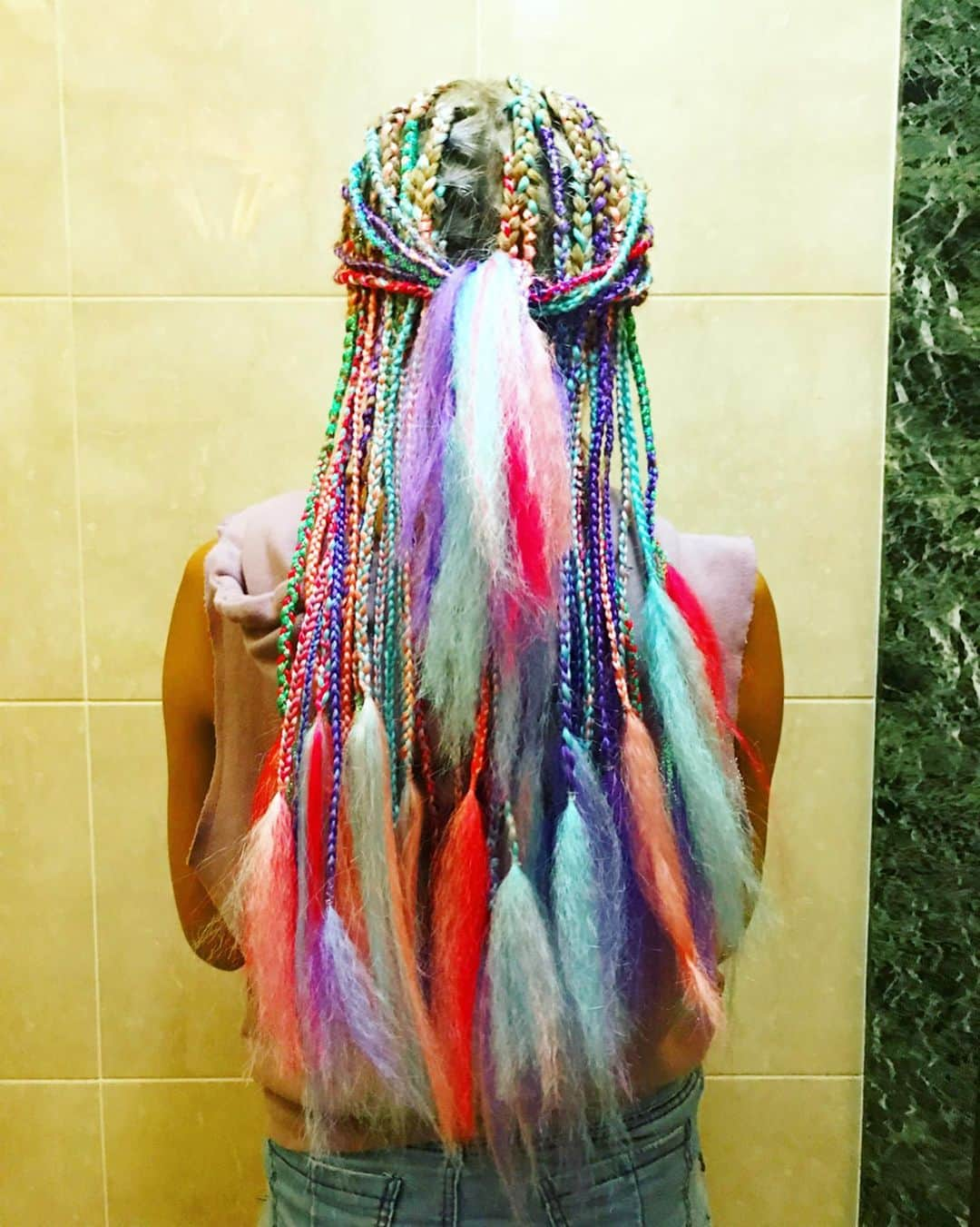 かえるちゃんさんのインスタグラム写真 - (かえるちゃんInstagram)「ニューヘアー🍭🍭❤️ ユニコーンカラーブレイズ🦄🦄 めちゃくそド派手でめちゃ可愛い！ @5akluv さんがやってくれました🎈💓 美容室より半額以下とかで 格安でやってくれます！！🥰 問い合わせは @5akluv のメッセージにて📩 ❤︎ ❤︎ ❤︎ #ブレイズ #ブレイズヘア  #ユニコーンカラー  #派手髪 #ドレッドヘア  #東京 #japan #介護美容師 #撮影会モデル #ポートレート女子 #ポートレート撮影 #ポートレートしま専科 #被写体モデル #good_portraits_world #hueart_life #lovers_nippon_portrait #pasha_magagine #portrait_shot #写真好きな人と繋がりたい #お洒落さんと繋がりたい #角色扮演  #얼스타그램 #팔로우 #셀피 #コスプレイヤー #ギャル #派手髪」7月28日 20時45分 - k.kaeru