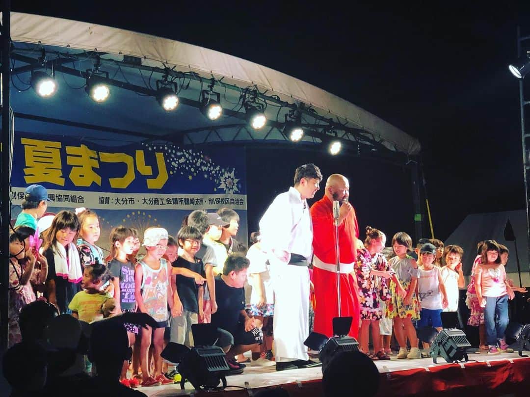 ハチミツ二郎さんのインスタグラム写真 - (ハチミツ二郎Instagram)「子供に大人気！ 村中の子供たちがみんな舞台に上がってきちゃいました。」7月28日 20時47分 - jirohachimitsu