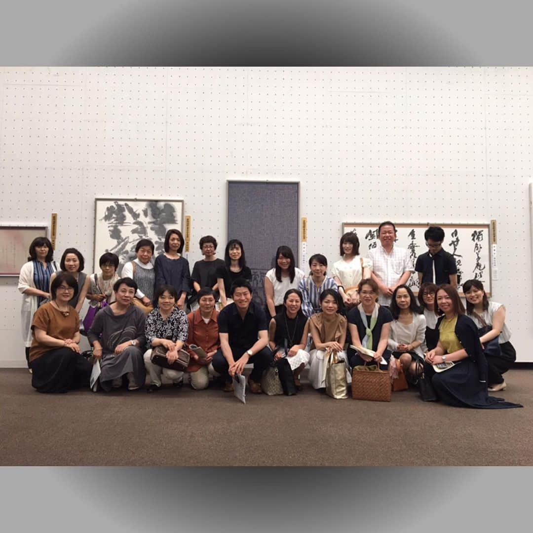 鈴木暁昇のインスタグラム：「* ◆門下生向け産経国際書展・解説会実施 * 門下生向けに解説会を実施した。 * 初めて解説会を受ける門下生も多く、最初はとまどいもあったと思われるが、一歩踏み出して参加してくれたことが大変嬉しい。 * 今後も門下生が少しでも早く上達し、また書道により興味を持っていただけるように最善を尽くしていきたい。 * For my students I held a commentary on the exhibition.  There were a lot of students who participated for the first time, and I was very happy.  From now on I will do my best to teach calligraphy to improve the students. * ************************ 書道教室、通信講座の内容・申込等は鈴木曉昇ホームページよりお問い合わせください。 ************************ #書道 #鈴木曉昇 #和 #wabisabi #calligraphy #筆文字 #artistic #硬筆 #ペン字 #beautiful #chinesecalligraphy #japanesecalligraphy #墨 #sumi #書法 #japan #手書き #美文字 #手書きツイート #オリンピック #Olympic #japaneseculture #日本 #chineseculture #書道パフォーマンス#産経国際書展」