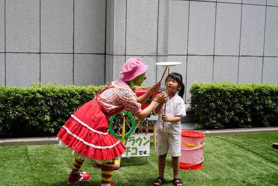 岩上陽子さんのインスタグラム写真 - (岩上陽子Instagram)「@hama_house_cafe 夏祭り。 トマトすくい🍅に始まり子供が楽しむイベント沢山🤙* * #hamahouse #kagome #トマトすくい * * * * #mamalife#tokyocafe#bookcafe#bayflow#夏祭り#ハマハウス #浜町#日本橋浜町#サーマルワンピース#ベイフロー#子供甚平#モン族刺繍バッグ#ママコーデ#子育て#親バカ部#育児奮闘中#子育てママ#ママライフ#子連れ#コヅレ#コズレ#5歳児#アラサーママ#アラフォーママ#パールピアス#カゴメ#マンゴーかき氷」7月28日 20時50分 - yokoiwakami