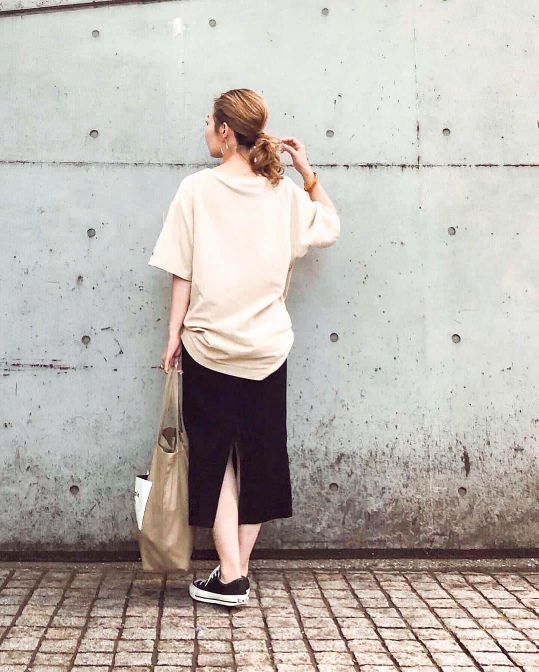 nanaさんのインスタグラム写真 - (nanaInstagram)「ㅤ 2019.7.28 Sun #nanacoordinate 𓇼 ななコ 🐼ㅤ ㅤ ㅤ beige 𓇬 black 𓂅 blogに詳細書いたらストーリーからお知らせします✎*。 ━━━━━☞blogへはtopから𓅩𓂃 ㅤㅤ ㅤ ㅤ @uniqlo の#リブタイトロングスカート  なんでもっと早く買わんかったんや𓀠𓀠𓀠 ㅤ Tシャツは春からヘビロテしすぎてる @emmi.jp の @champion_japan のベージュ❤︎ ㅤ ㅤ ㅤ 今日は久しぶりにいつもの近くの公園で ラグ敷いてのんびりゴロゴロダラダラ𓃻𓃻 天気良くて暑かったけど風があって気持ちよかったな𓂅  ㅤ ㅤ ㅤ ㅤ ㅤ ㅤ #uniqlo #champion #uniqloginza #カーブパンツ #tshirt #ユニクロ #タイトスカート #converse #outfit #fashion #ootd #coordinate #大人カジュアル  locari mery  beaustagrammer  #シンプルコーデ #プチプラコーデ  #mineby3mootd #instafashion #fashionblogger #fashionista #데일리록 #코디 #옷스타그램 #멋스타그램 #穿搭 #오오티디  #패션스타그램일상」7月28日 20時50分 - nanapanda517