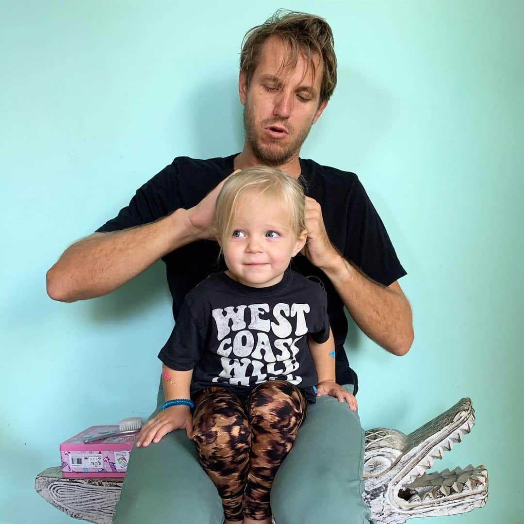 レイチェル・ブレイセンさんのインスタグラム写真 - (レイチェル・ブレイセンInstagram)「Daddy duties. ⁣ ⁣ This guy does a better hair-do than I do. He has been keeping this wild child fed, dressed, rested, happy and clean for the past 17 days straight now while I’m immersed in yoga teacher training. Look at the dedication on his face! Best pony tail in the game, right there. And the best dad in the world☺️💞 @dennisfromsalad」7月29日 2時24分 - yoga_girl