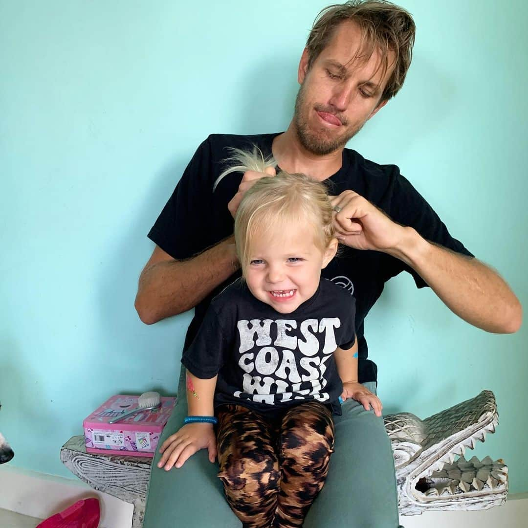 レイチェル・ブレイセンさんのインスタグラム写真 - (レイチェル・ブレイセンInstagram)「Daddy duties. ⁣ ⁣ This guy does a better hair-do than I do. He has been keeping this wild child fed, dressed, rested, happy and clean for the past 17 days straight now while I’m immersed in yoga teacher training. Look at the dedication on his face! Best pony tail in the game, right there. And the best dad in the world☺️💞 @dennisfromsalad」7月29日 2時24分 - yoga_girl