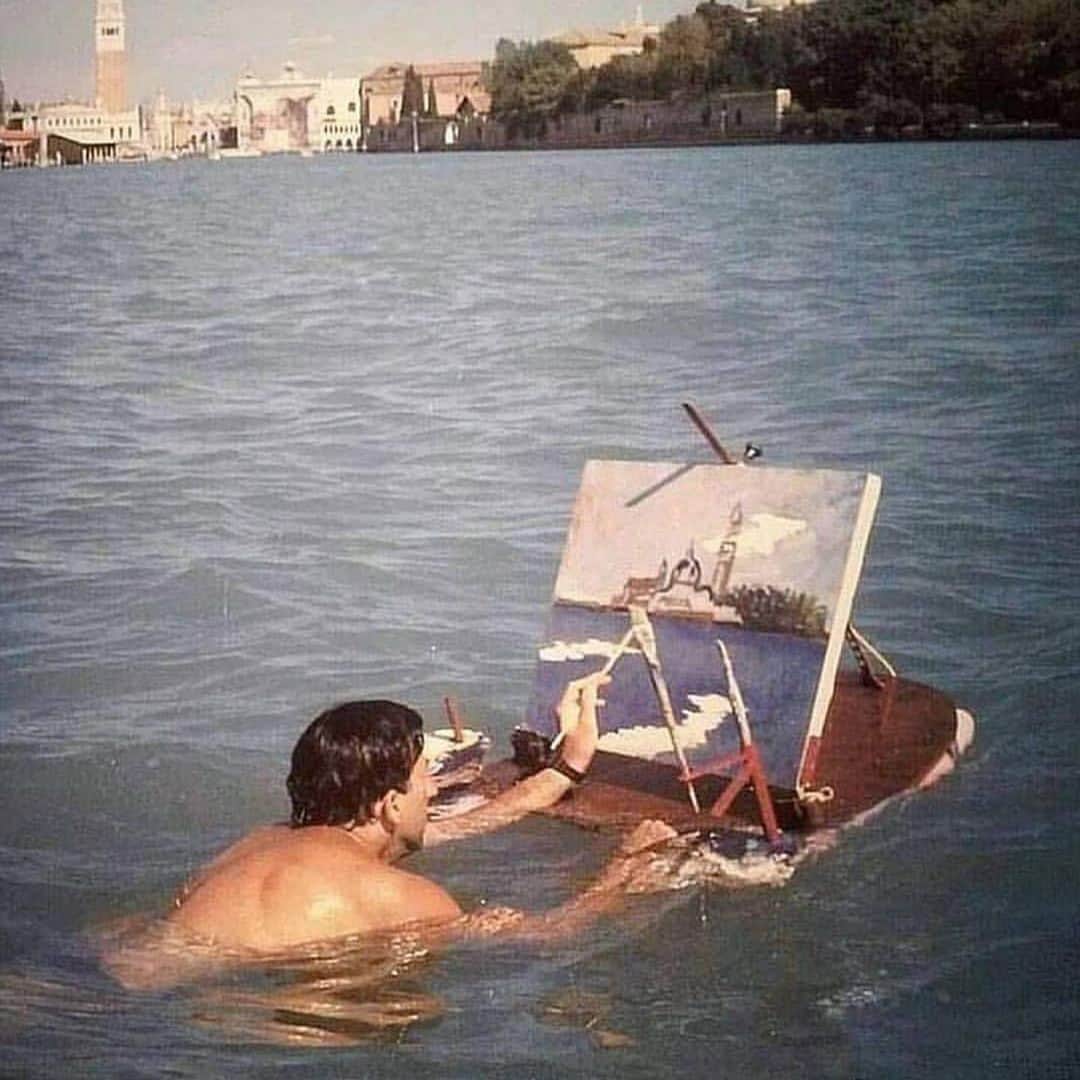 松山智一のインスタグラム：「Sunday Goals 😎🖼🏖 ——— Alberto Cristini painting while swimming in Italy, 1997⁣ ⁣ Bio: "Since 1989 he has resumed his passion for painting which he had cultivated years earlier. His focus is painting depicting his native Po delta. In more recent years he has made bronze sculptures many of which are now displayed in many public throughout Italy and at the Italo-American museum of San Francisco...He invented the swimming painting and he enjoys swimming and painting, crossing lakes or expanses of seas, painting pictures."⁣ ⁣ Source: www.albertocristini.it/en/⁣ #Repost @rosenbaumcontemporary ・・・」