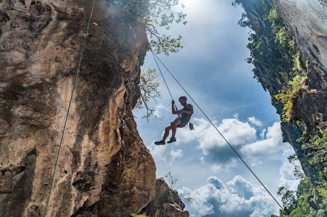 ルフトハンザさんのインスタグラム写真 - (ルフトハンザInstagram)「Ledge by ledge to the top of the cliff – although secured by a rope, every move counts on the rough rock. #FindYourAdventure #Lufthansa #FlyToBangkok」7月28日 21時01分 - lufthansa