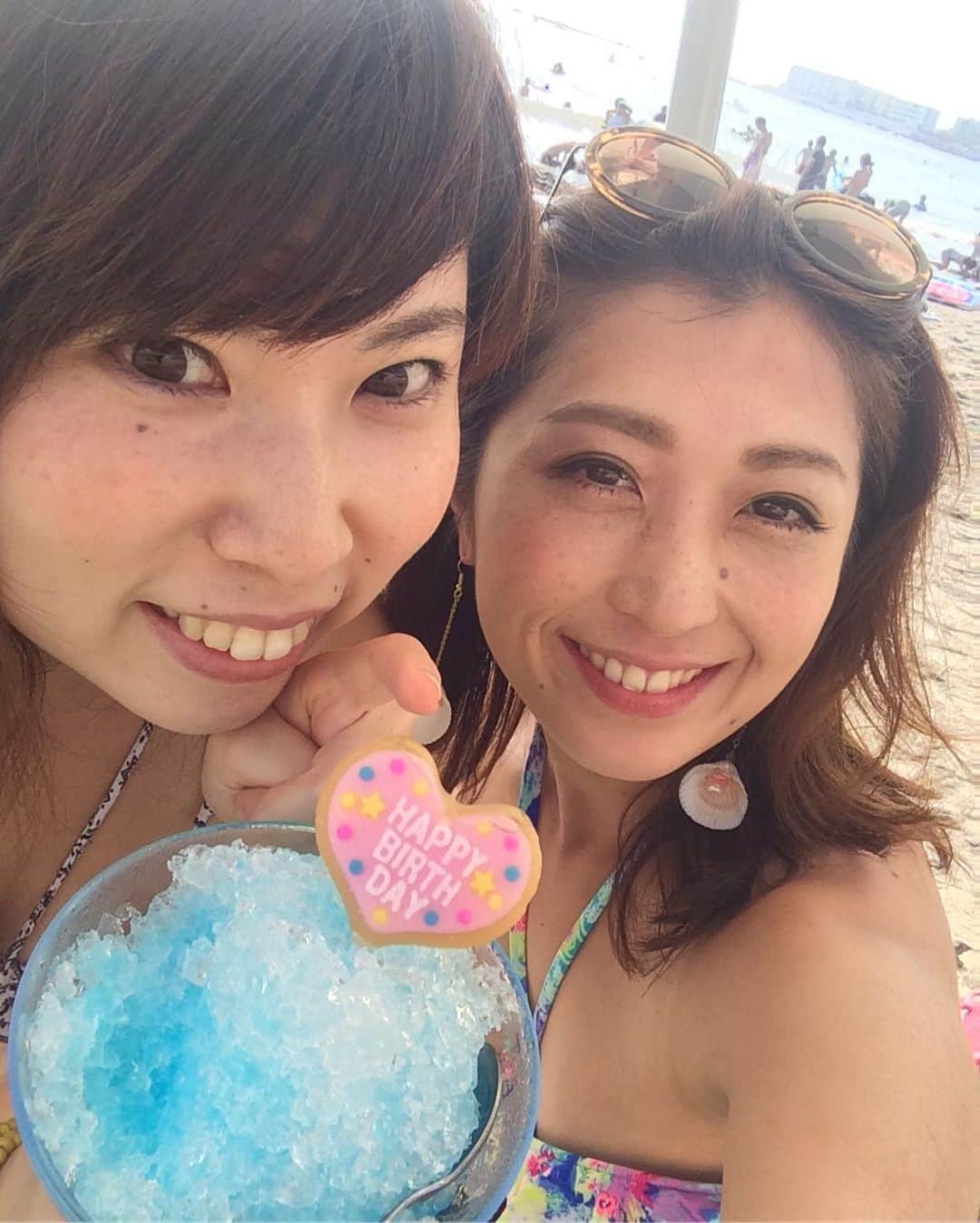 のインスタグラム：「めちゃくちゃ懐かしいシリーズ😂  数年前の7/27みたい😃  この年は確か週1ペースで海にいたな🏖 なんだか若い…ですね🤣  みよ❤️ いつもありがとう✨✨ 彼女には、プライベートから、私のチラシ、ブーサングのチラシなどデザイナーさんとしてもお世話になってます💓  彼女らしい暖かく柔らかいデザイン。 気になる方是非是非お問い合わせください。  らぶ❤️ #藤代有希 #ユキ#yoga #ヨガ #ヨーガ #meditation #メディテーション #瞑想 #マインドフルネス #ヨガインストラクター #ボディバランストレーナー #インナーボディコントロール #birthday #誕生日 #心友 #海 #夏 #ビーチヨガ #キッズヨガ」