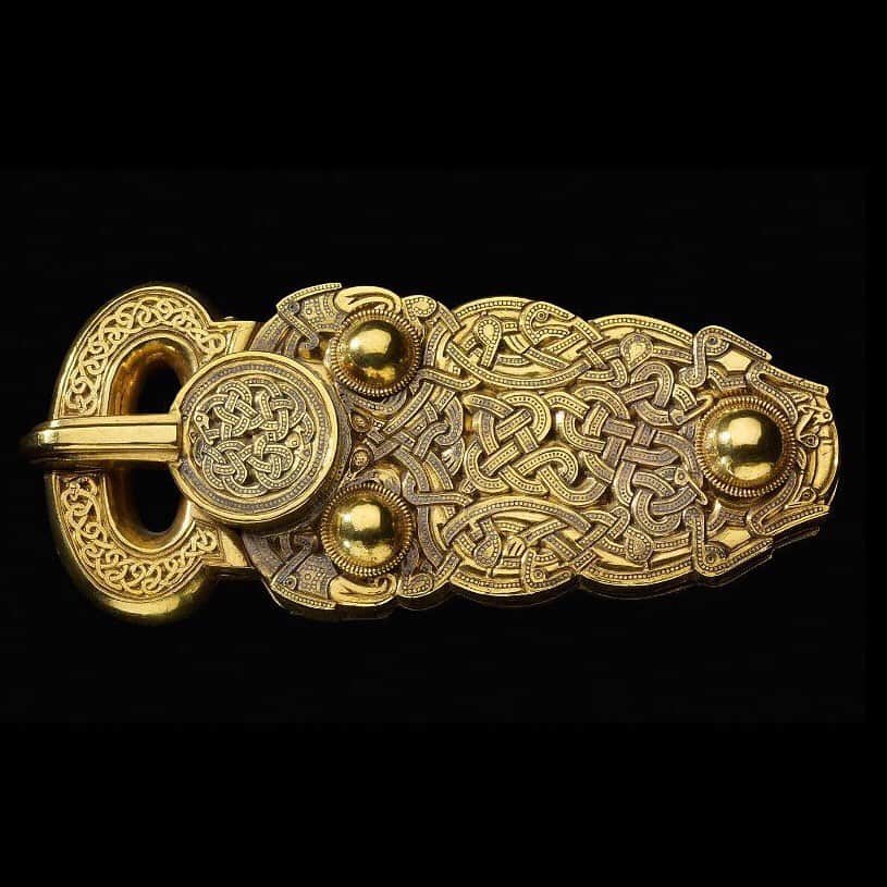 大英博物館さんのインスタグラム写真 - (大英博物館Instagram)「These wonderful gold objects were all found at the Sutton Hoo ship burial. This year marks the 80th anniversary of their discovery.  When they were unearthed, one archaeologist said they ‘shone in the sunshine as on the day they were buried’. Find out more about these objects and read about their discovery in our curator’s blog – #linkinbio.  You can see objects from Sutton Hoo on display in Room 41, and in a special display marking the 80th anniversary of their discovery in Room 2.  #SuttonHoo80 #SuttonHoo #AngloSaxon #archaeology #history #treasure #BritishMuseum #UK #AngloSaxons」7月28日 20時55分 - britishmuseum