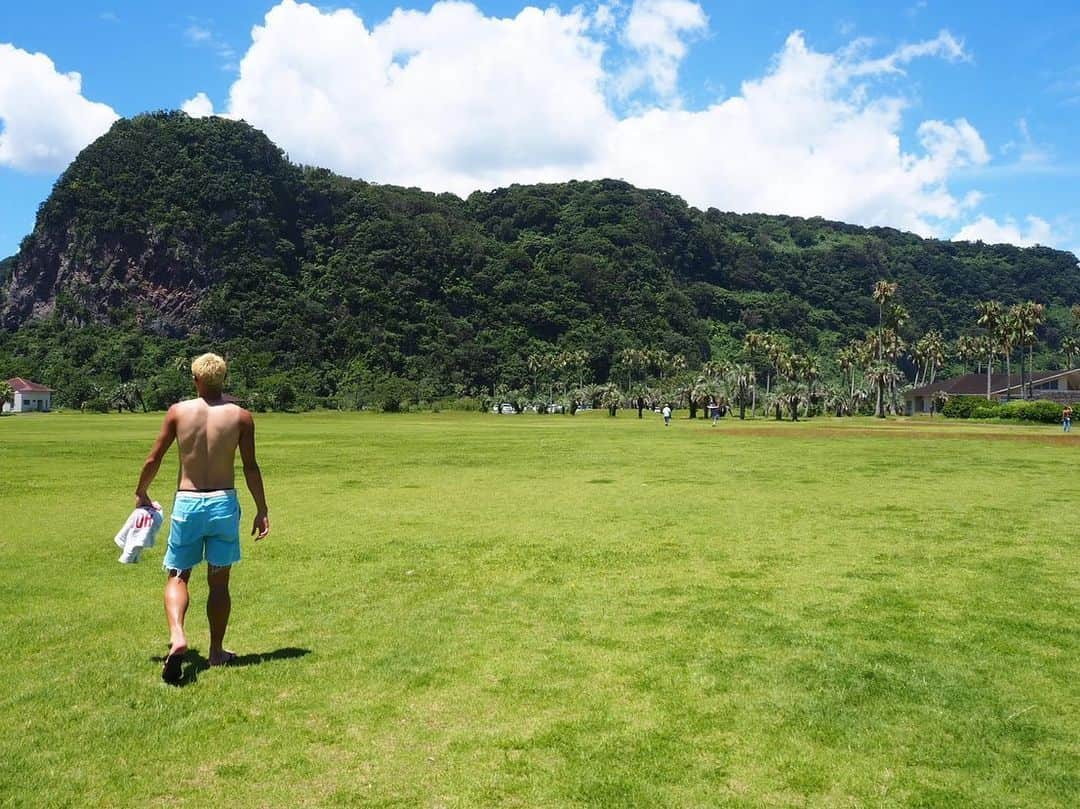 堤俊輔さんのインスタグラム写真 - (堤俊輔Instagram)「🌴知林ヶ島🌴  リフレッシュ😝✨ やっぱり海はいいね〜🏝 #サッカー  #Jリーグ  #鹿児島ユナイテッドFC #鹿児島 #soccer  #jleague  #kagoshimaunitedfc #kagoshima #堤俊輔  #ツツスタグラム  #チェストー！ #勝手に鹿児島大使 #知林ヶ島 #海 #リフレッシュ」7月28日 20時59分 - shunsuketsutsumi.19