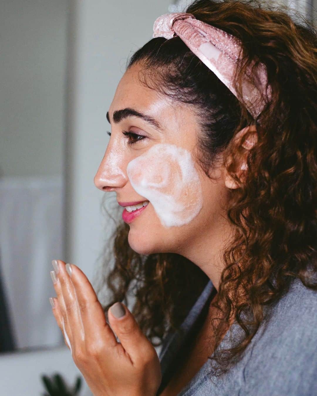 Weledaのインスタグラム：「The most effective way to boost the potency of your moisturizers, serums and other treatment products is to wash your face with plant-rich ingredients! 💧 Our Gentle Cleansing Foam is suitable for all skin types! #WeledaSkin」