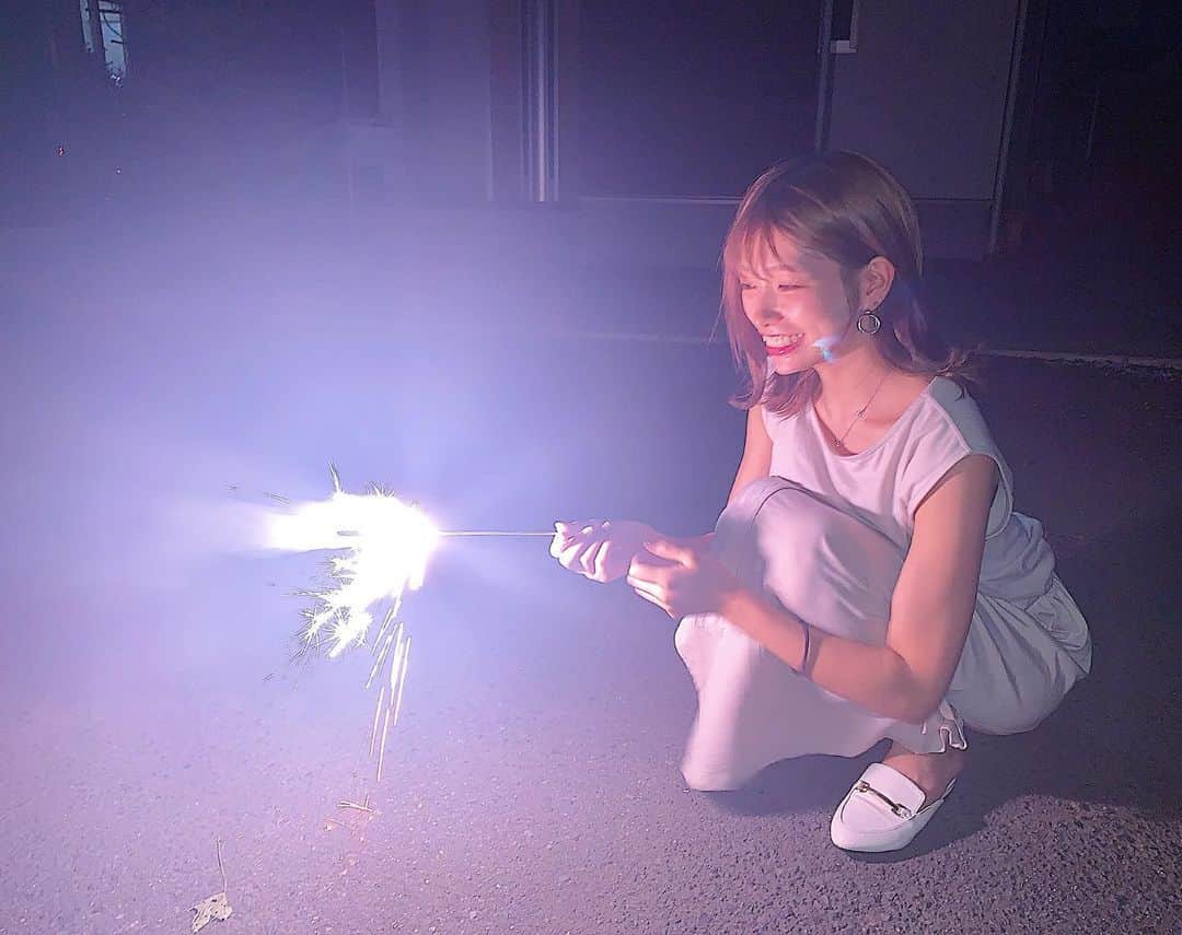 長谷川万射さんのインスタグラム写真 - (長谷川万射Instagram)「今年初花火🎆 . 甥っ子の要望に応えて長谷川家でぱぱっと花火☺️ . あいとはびびってました☺️私は子供と楽しみました☺️❤︎ . . #三世代 #家族大好き #手持ち花火とか何年振りかな」7月28日 21時09分 - mayanyam712
