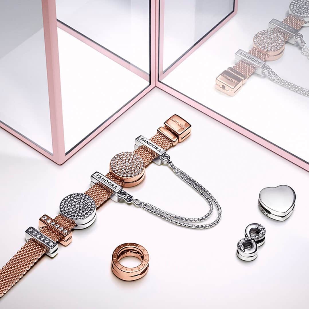 PANDORAさんのインスタグラム写真 - (PANDORAInstagram)「Changing your style with the Pandora Reflexions bracelet is as easy as clipping charms on and off. As the mood strikes, rearrange your charms for a new look and style. #PandoraReflexions #PandoraBracelet」7月28日 21時03分 - theofficialpandora