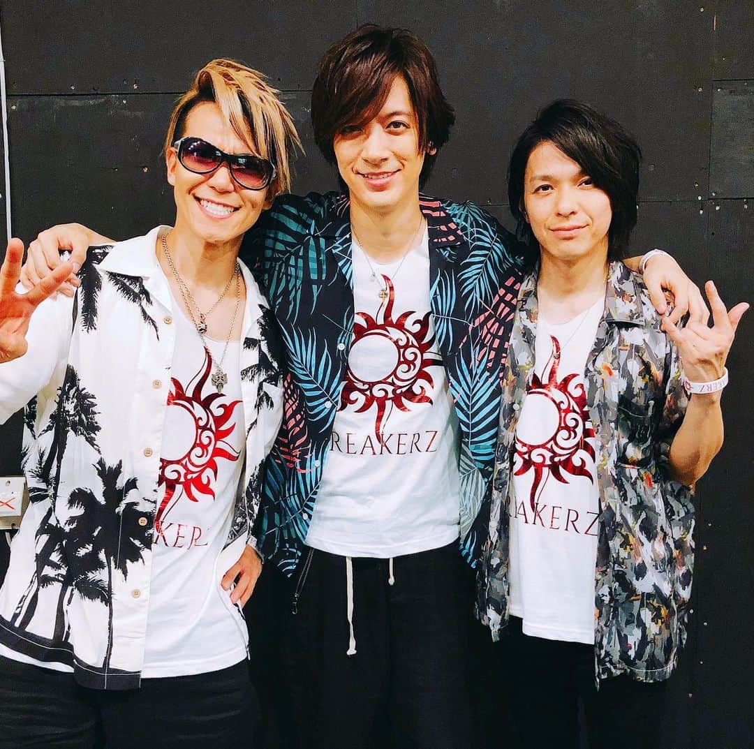 SHINPEIのインスタグラム：「OTODAMA SEA STUDIO﻿ ﻿ BREAKERZデビュー12周年記念イベント「灼熱のREAL SUMMER PARTY 2019」﻿ ﻿ そしてファンクラブ限定イベント「夕暮れのAFTER SUMMER PARTY 2019」﻿ ﻿ 一日中ファンの皆と過ごせて、これ以上の幸せは無い！ってくらい最高な時間でした。﻿ ﻿ みんなで汗だくになって演奏して、倒れたDAIGOさんをスタッフ総勢で助けながらメンバー同士でフォローして、立ち上がったボーカリストDAIGOはやっぱり最高に頼もしくて、でもそれらはファンの皆がくれた声援とエネルギーが全ての原動力で、、、﻿ ﻿ なんか、この12年間がギュッと凝縮されたような瞬間がステージで起きていたような。﻿ ﻿ ピンチを一緒に乗り越えて、結局最後は笑顔になる。﻿ これをやり遂げられるパートナーこそ、最高の仲間だよね！﻿ この絆の強さをメンバーとファンの皆で感じられた、凄いイベントだったんじゃないかな。﻿ ﻿ 俺たちBREAKERZは、ここから新しい一歩へ！﻿ ﻿ まだまだある、やれる事。やりたい事。﻿ ﻿ 続けていこう！﻿ ﻿ ありがとう★﻿ ﻿ ＃BREAKERZ﻿ #OTODAMASEASTUDIO」
