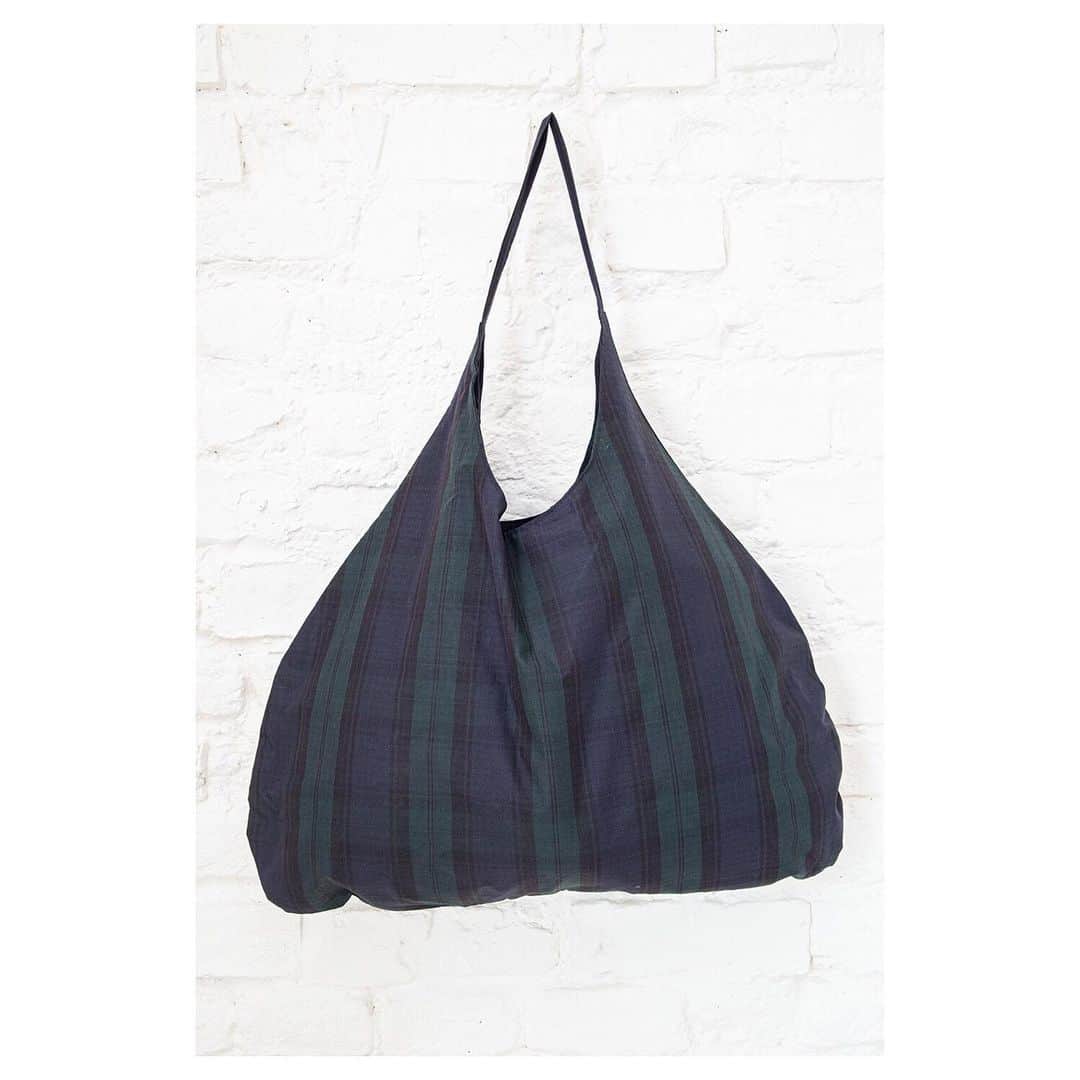 キャベジズ&ローゼズのインスタグラム：「Weekend Essentials 💚💙💚Go far with the Athens Bag in beautiful Japanese Tartan Taffeta. Wear with Fred 👉Swipe to See More👈 #weekenderbag #shoulderbag #tartanbag #tartandress #tartan #consciousfashion #accessoriesoftheday #britishmade #cabbagesandroses #cabbagesandrosesfashion @christina_strutt @cabbagesandroses_shop 👆Link In Bio👆」