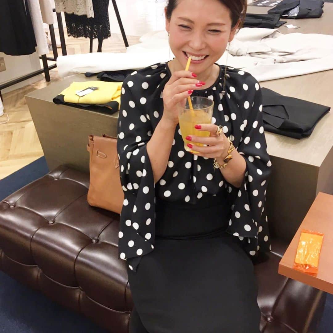 のインスタグラム：「. #MIKAKONAKAMURA @mikakonakamura_official  セミオーダー会 . よーこさん アドバイスありがとうございます♡ また青山にも伺うね。 @0311yokos . . りんごジュース ご馳走さまでした☺︎ . . .  #アラフィフ#ootd#休日#cordinate」