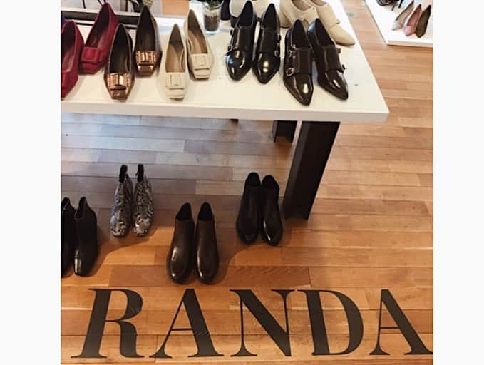 池田真子さんのインスタグラム写真 - (池田真子Instagram)「この前東京でRANDAの展示会に行ってきた＊° ． ． ． 可愛い新作がいっぱいで、靴3足予約♩ ． ． ． 秋の楽しみが増えた〜♡ ． ． ． ． #randa展示会 #randa #展示会 #靴 #東京 #秋冬 #メイク #いつかのコーデ #コーデ #カジュアルコーデ #フルーツウォーター #フォトジェニック #instagood  #instapic #love #photooftheday #instafashion #fasion #casualstyle #instagram #makeup #instamakeup #Tokyo #japanesegirl」7月28日 21時07分 - mako_ikeda
