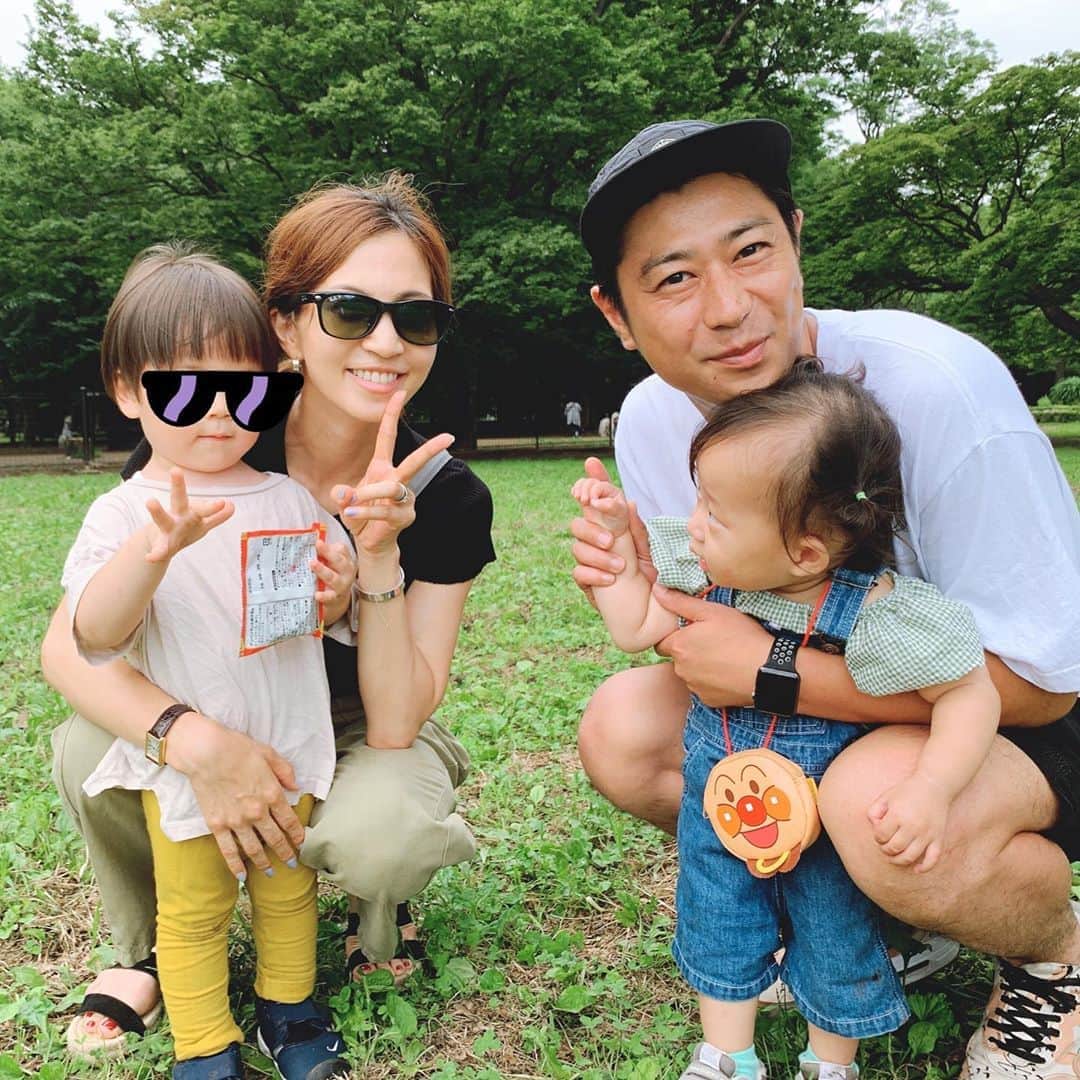 のインスタグラム：「先日、家族で公園に行ったら、尾形さんファミリーに偶然会いました❤️ もはや、親戚みたいな存在。息子とも沢山遊んでくれたし、素敵パパ✨子供同士で遊べるなんて。。。時間の流れを感じます。 もっと沢山会えますよおに😊💕 . . . #instagood  #park #family #friends #boy #girl #thankyou」
