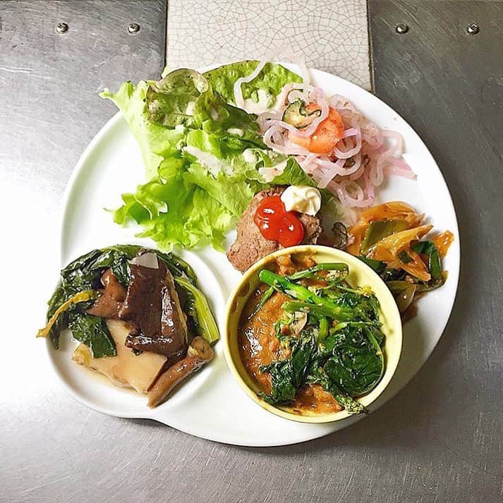 ベジ部(オーガニック/有機野菜/無農薬野菜) のインスタグラム：「. 暑い日は、身体にいい食事だけでなく、水分補給も怠らないようにしましょう😖💦☀️ . オーガニック料理やオーガニックドリンクを投稿する時は是非「#ベジ部」と「#todaysvege」のハッシュタグをつけて投稿してください🌿 素敵な投稿はベジ部がリポストします！ みなさんで健康な毎日をシェアしましょう😊 . ベジ部には、オーガニックの楽しさを共有する無料のコミュニティがあります♪ オーガニックに関わる情報交換や交流の場として、ぜひお気軽にご参加ください✨ 詳しくはプロフィールのURLをチェック✔️ . Repost from @nao__michi ■お店﻿ #FoodLiveCafeハレルヤ.com﻿ ﻿ ■メニュー﻿ #旬菜ランチプレート﻿ ﻿ ■エリア﻿ #北九州市 #小倉北区 #井堀﻿  #北九州グルメ #北九州ランチ #北九州カフェ #北九州 #福岡カフェ #福岡グルメ #福岡ランチ #福岡旅行 #小倉カフェ #小倉グルメ #小倉ランチ #小倉北区 #オーガニック #オーガニックランチ #ワンプレートごはん #ワンプレートランチ #プレートごはん #プレートランチ #8008ごはん #暮らしを楽しむ #女子力向上委員会」