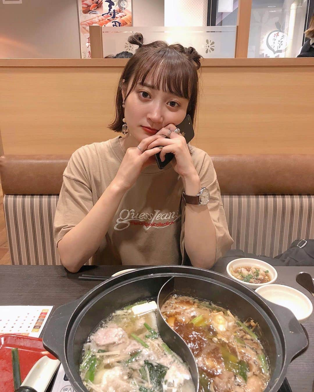 磯俣愛さんのインスタグラム写真 - (磯俣愛Instagram)「懐かしのキリンちゃんヘア ちょっとロリぽいな(°▽°)(°▽°) . . . しゃぶしゃぶ美味しいよねえ(°▽°) 最近ハマってる(°▽°) 美味しい(°▽°)(°▽°)(°▽°) しゃぶしゃぶのときはお米食べまてん . . . #キリンアレンジ#ヘアアレンジ#外ハネボブ#ボブ#ボブヘアー#切りっぱなしボブ#ボブアレンジ#ボブヘアアレンジ#ゲス#guess#古着#下北沢古着#古着女子#しゃぶしゃぶ#timex#腕時計#ツイン団子#お団子アレンジ#簡単アレンジ」7月28日 21時18分 - ai_isomata