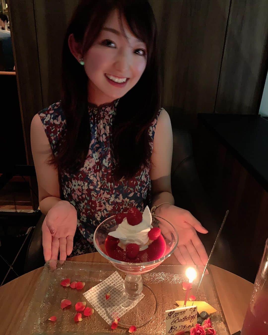 のインスタグラム：「先日、温泉ちゃん(@yumegurionsen )が 誕生日ディナー連れてってくれた(〃ω〃)💗 すっごく景色のいいレストランでピアノの生演奏が聞けて食事も美味しくて特別な時間だった！ プレゼントまでどうもありがとう😊  #maisondefleur  #誕生日プレゼント  #誕生日サプライズ  #誕生日ご飯  #三十路  #セルリアンタワー東急ホテル  #ceruleantower  #セルリアンタワー  #レストラン  #夜景 #夜景の見えるレストラン」