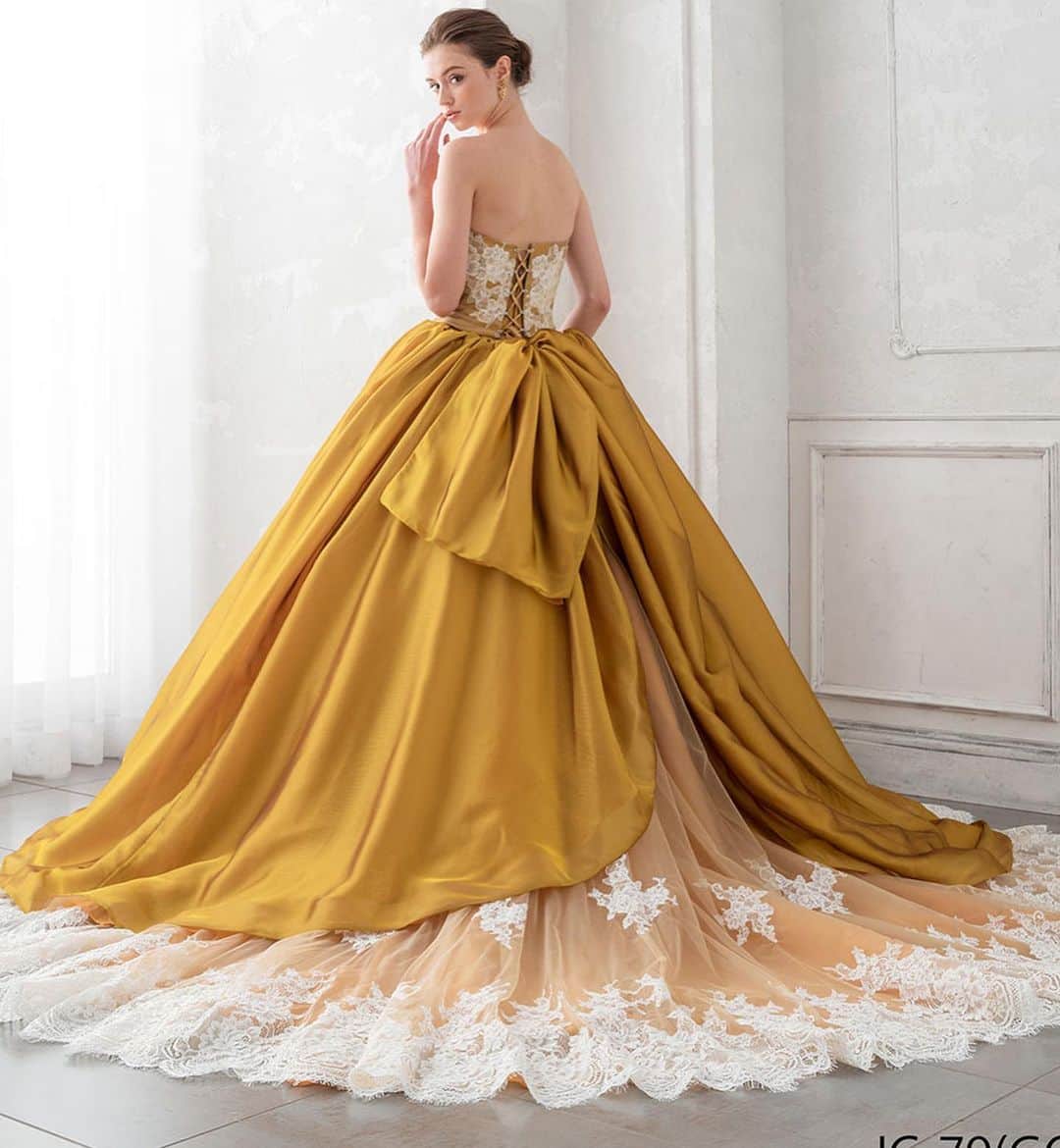 fino_wedding【フィーノ公式】さんのインスタグラム写真 - (fino_wedding【フィーノ公式】Instagram)「#新作ドレス  落ち着いた黄色ベースのアンティークゴールドを上品にレースとコラボさせたボリューミーなカラードレスです。 ウエストのサッシュベルトはリボンにしても素敵です。 バックトレーンのレースのゴージャス感もエレガントなカラードレスです。  @isamumorita136  @fino_wedding  @fino_numazu  #イサムモリタ #カラードレス  #イサムモリタの新作 #ゴールド #イエローベース #レース  #大人カジュアル #wedding #weddingparty #weddingdress #weddinghair #colordress #ゲストハウス #ホテルウエディング #ドレス選び #ドレス試着 #ドレス迷子 #静岡花嫁 #静岡プレ花嫁 #ゴージャス #エレガントコーデ #new」7月28日 21時14分 - fino_wedding