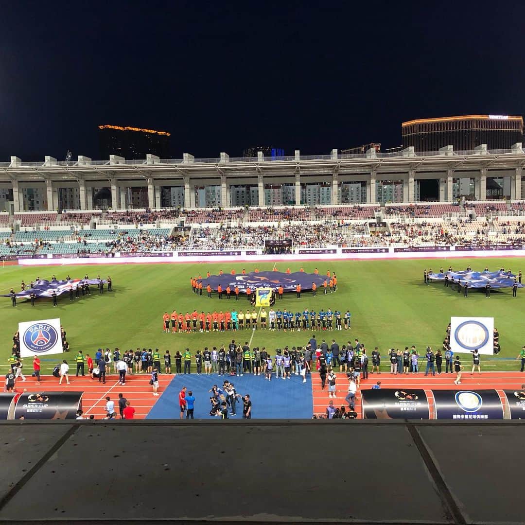 谷正人のインスタグラム：「昨夜はマカオでインテルvs PSGの試合を観にいきました。まだまだ、アジアでのサッカー人気はこれからかなと、、先日のバルサvsチェルシーもですが、チケットの価格設定と勝負の真剣度が反比例している一方、こういう価格設定をしなければ開催できないジレンマもあり、価格設定の難しさでファンを失なったら、本末転倒ですね、、」