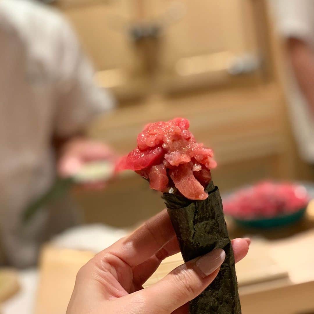 吉田美紀さんのインスタグラム写真 - (吉田美紀Instagram)「・ ・ まずは挨拶がわりに…と出していただいた キャビアのお寿司からはじまり 丁寧で美しいお料理やお寿司の数々。 ・ 今年4月にオープンした鮨よし田さん。 また伺います✨ 最高の時間でした…⁎⁺˳✧༚ ・ #sushi #鮨 #鮨よし田 #東京グルメ #東京レストラン」7月28日 21時17分 - miki__yoshida