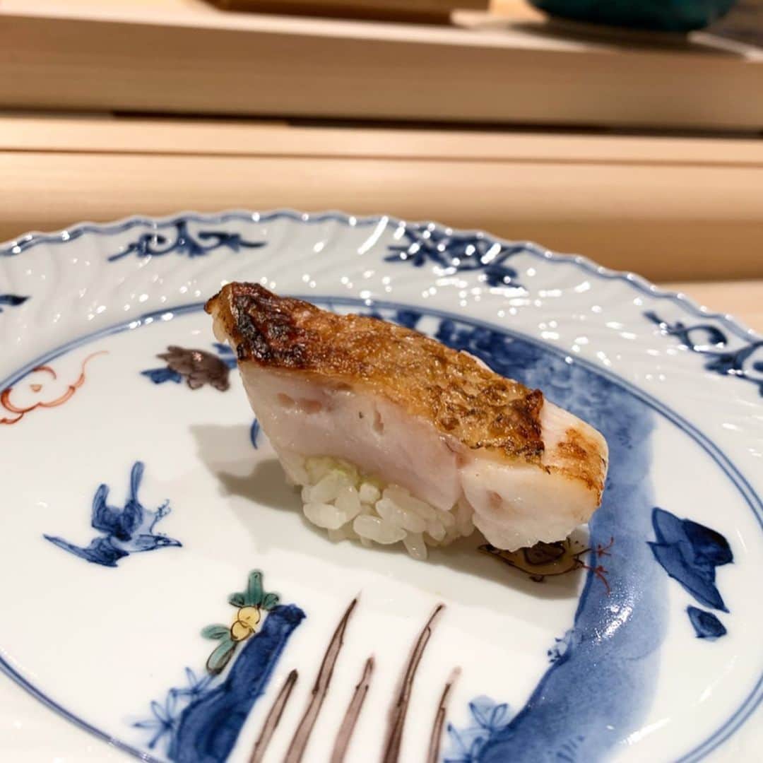 吉田美紀さんのインスタグラム写真 - (吉田美紀Instagram)「・ ・ まずは挨拶がわりに…と出していただいた キャビアのお寿司からはじまり 丁寧で美しいお料理やお寿司の数々。 ・ 今年4月にオープンした鮨よし田さん。 また伺います✨ 最高の時間でした…⁎⁺˳✧༚ ・ #sushi #鮨 #鮨よし田 #東京グルメ #東京レストラン」7月28日 21時17分 - miki__yoshida