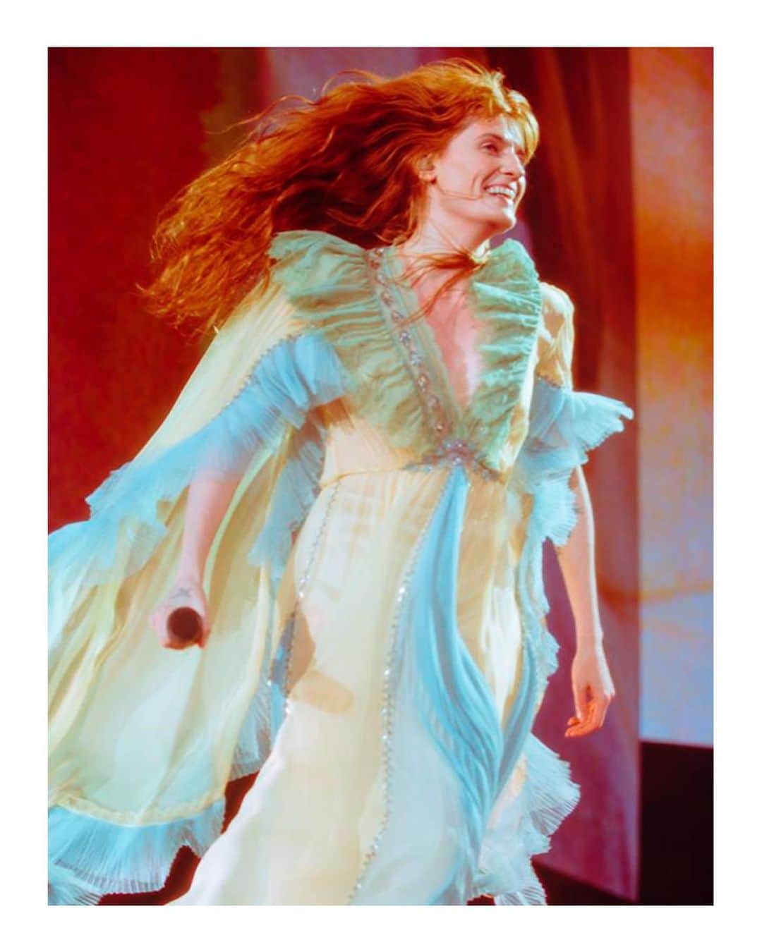 グッチさんのインスタグラム写真 - (グッチInstagram)「@Florence Welch wore a custom #Gucci chiffon dress with pleated inserts and embroidered details to perform at the British Summer Time Festival @bsthydepark in London. @alessandro_michele #AlessandroMichele」7月28日 21時28分 - gucci