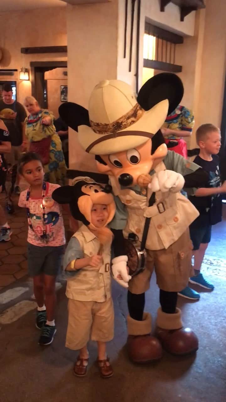 tiahy__のインスタグラム：「The best memory from this trip.  #mickey_taia#mickeymouse#tuskerhouserestaurant#wdw#waltdisneyworld#disneykids#taiacostume#disney#disneyfamily#disneybaby#animalkingdom」