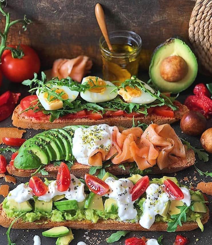 ルイス・グローバーさんのインスタグラム写真 - (ルイス・グローバーInstagram)「Let’s do brunch.... Healthy avocado, tomato & egg bruschetta #brunchparty . #healthyliving #BodyByLouise #fitness #health #nutrition #goodfood #healthmatters」7月28日 21時20分 - louiseglover