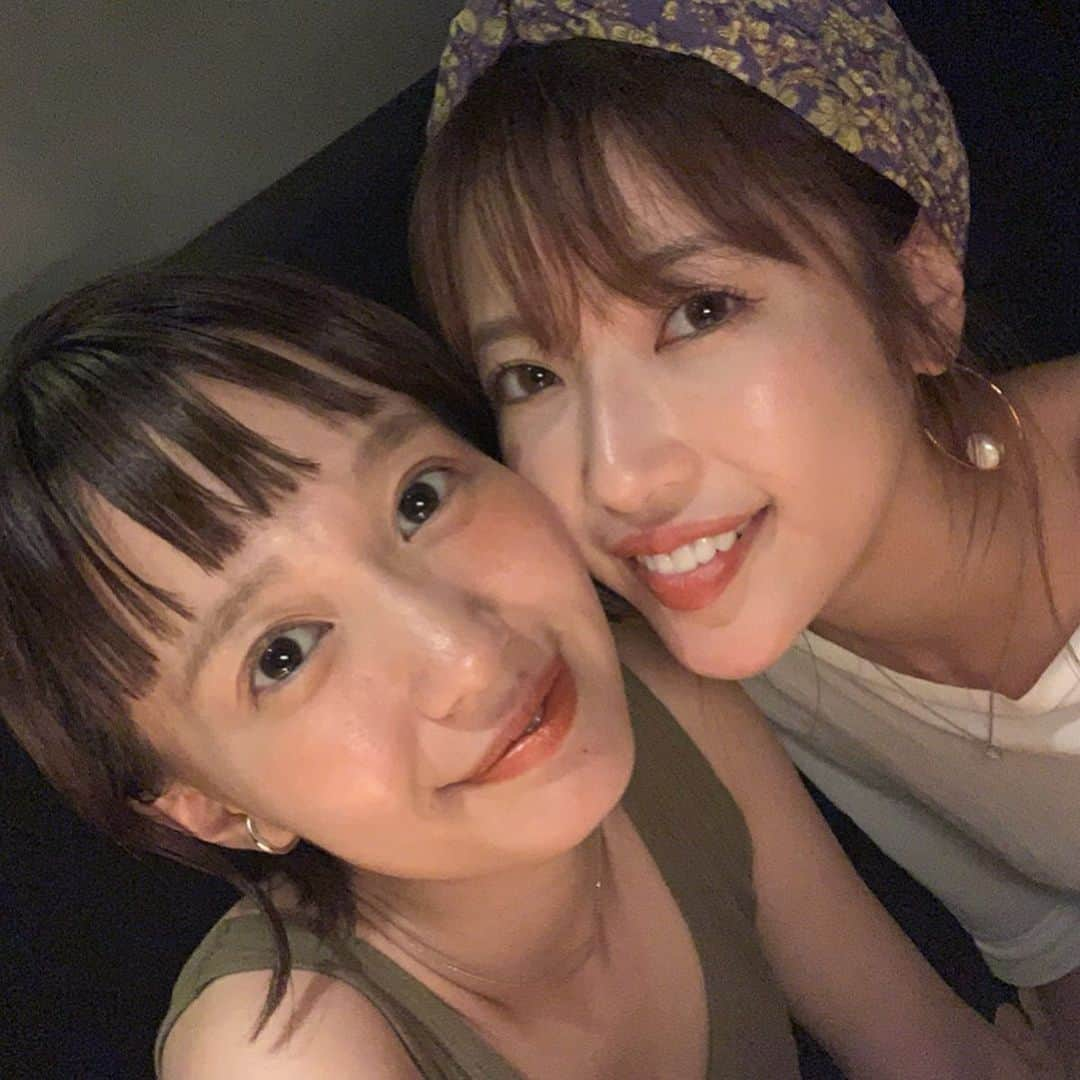 柴田紗希さんのインスタグラム写真 - (柴田紗希Instagram)「みんなは今何歳くらいですか？ 私は27歳、今年の12月で28歳になります。 この歳になって本当に心から優しい気持ちになってまっすぐに向き合える友達って意外とね、出会えそうで出会えない でも時間をかけて出会えた人♡ すごく真面目に大切に人生とゆうものを歩んでて、未来への考え方とか、思いやりの持ち方とかとても共感を持てるんだ☺︎ しっかりと人に愛を注げる綺麗な人。 目が合ってニヤついてふふふ となる笑 ただただ優しい空気になるよね〜🌷 遊びも仕事もわくわくしながらだね！ 一緒にあんなことやこんなことできますように✨ @kumikofunayama #同い年」7月28日 21時20分 - shibasaaki